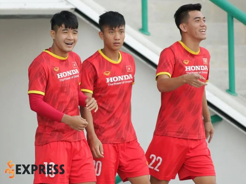 su-nghiep-cau-thu-cua-phan-van-duc-2-35express