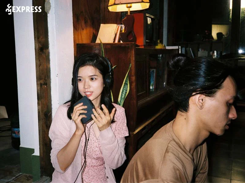 Hanh-trinh-su-nghiep-cua-ca-si-suni-ha-linh-35express