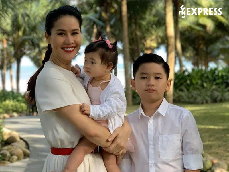 doi-song-rieng-tu-cua-than-thuy-ha-35express