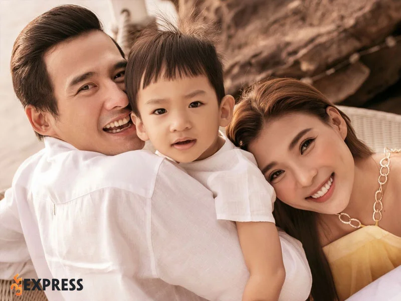 luong-the-thanh-va-thuy-diem-dep-doi-tu-doi-thuc-den-trong-phim-35express