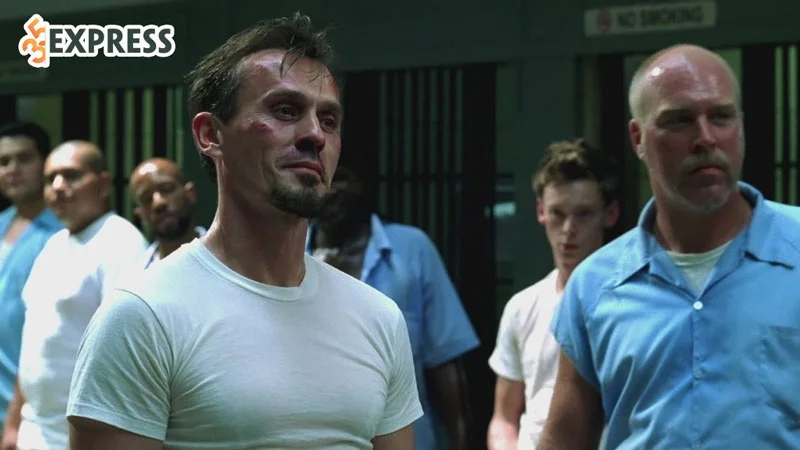 hinh-anh-dien-vien-robert-knepper-trong-phim-vuot-nguc-35express