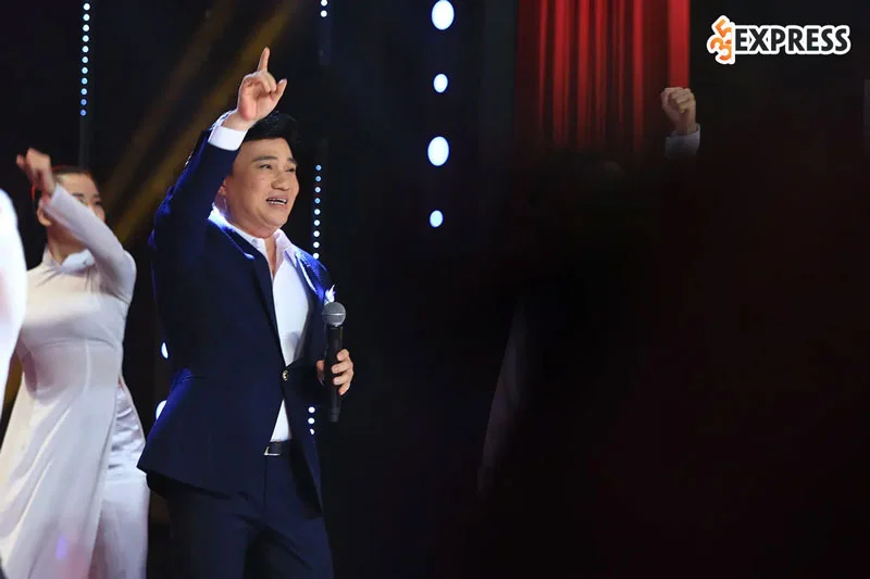 hinh-anh-bieu-dien-cua-nam-ca-si-quang-linh-35express