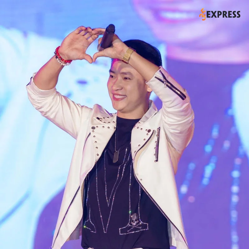 hinh-anh-ca-hat-cua-nam-ca-si-tre-duy-khoa-35express