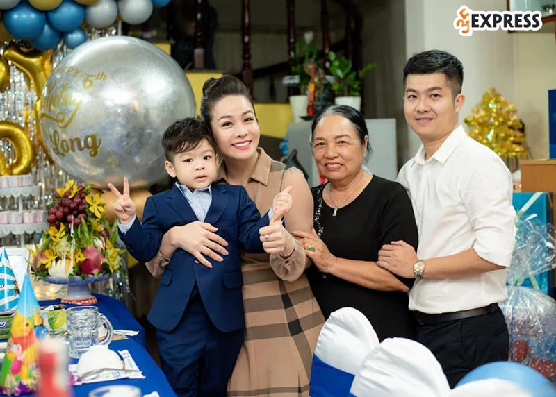 hinh-anh-cua-ca-si-nhat-kim-anh-ben-gia-dinh-chong-cu-va-con-trai-35express
