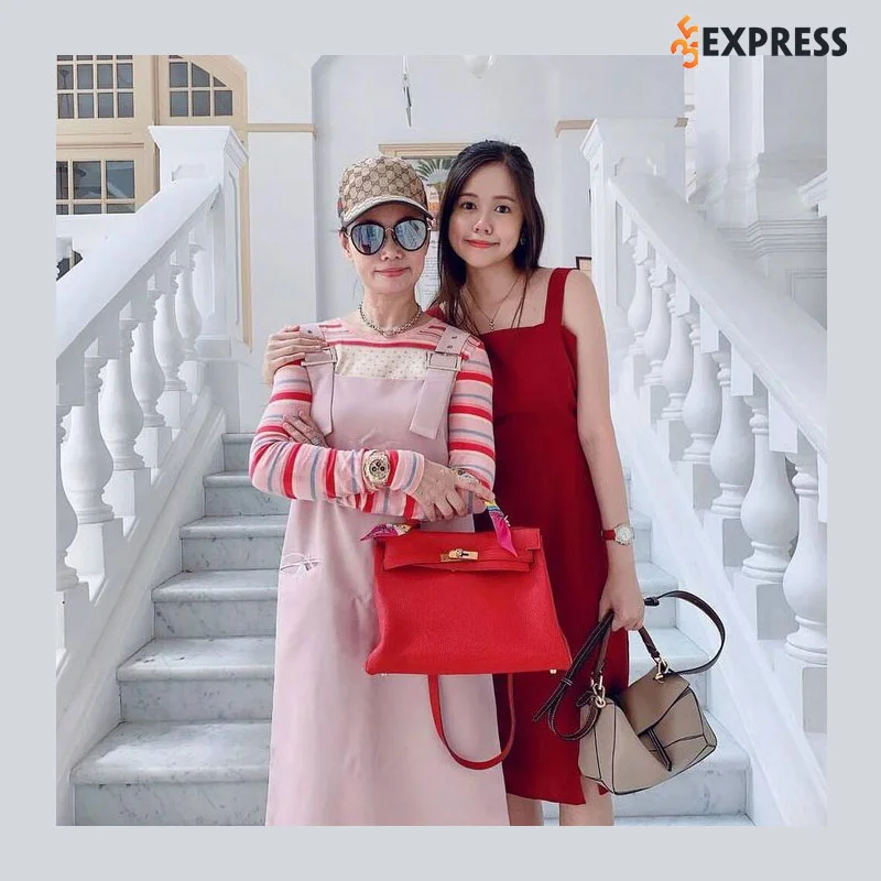 hinh-anh-cua-me-va-em-gai-cua-matt-liu-35express