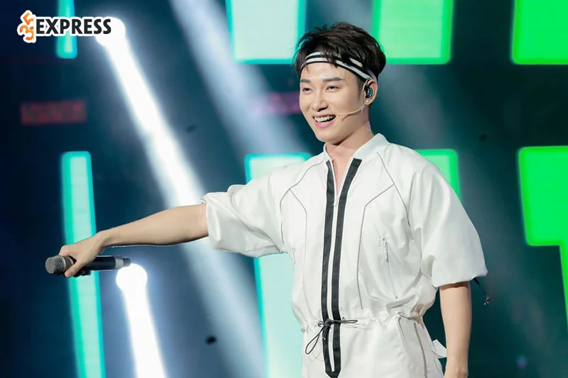 hinh-anh-tren-san-khau-cua-nam-ca-si-truc-nhan-35express