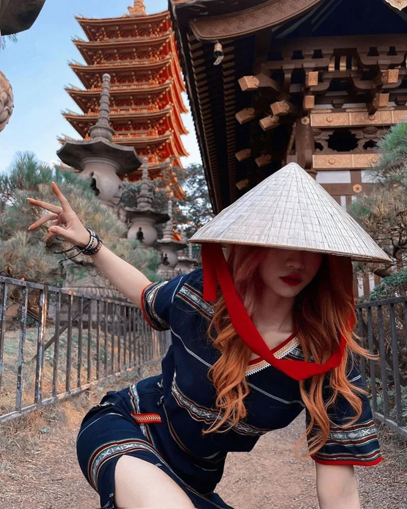 hot-tiktoker-le-bong-dien-vay-xe-cao-tit-tao-dang-ho-henh-khi-di-chua-3-35express