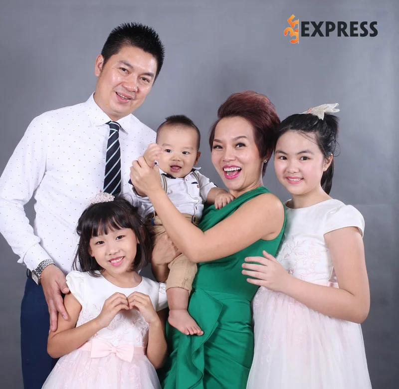 nu-ca-si-thai-thuy-linh-cung-chong-va-cac-con-35express