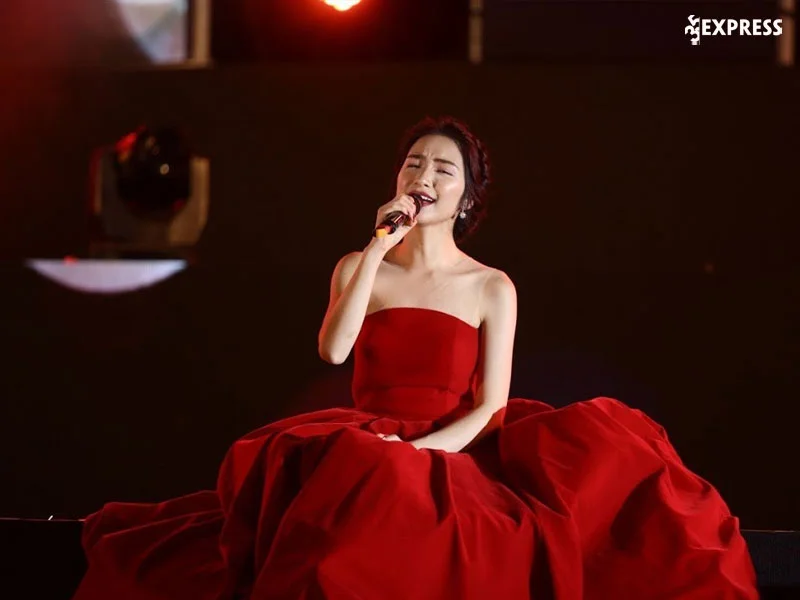 su-nghiep-cua-ca-si-hoa-minzy-35express
