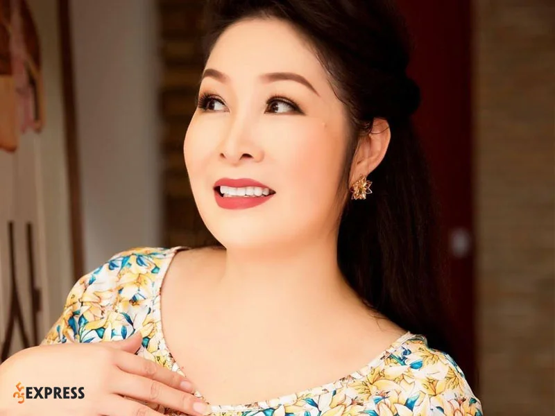 su-nghiep-cua-nghe-si-nhan-dan-hong-van-35express