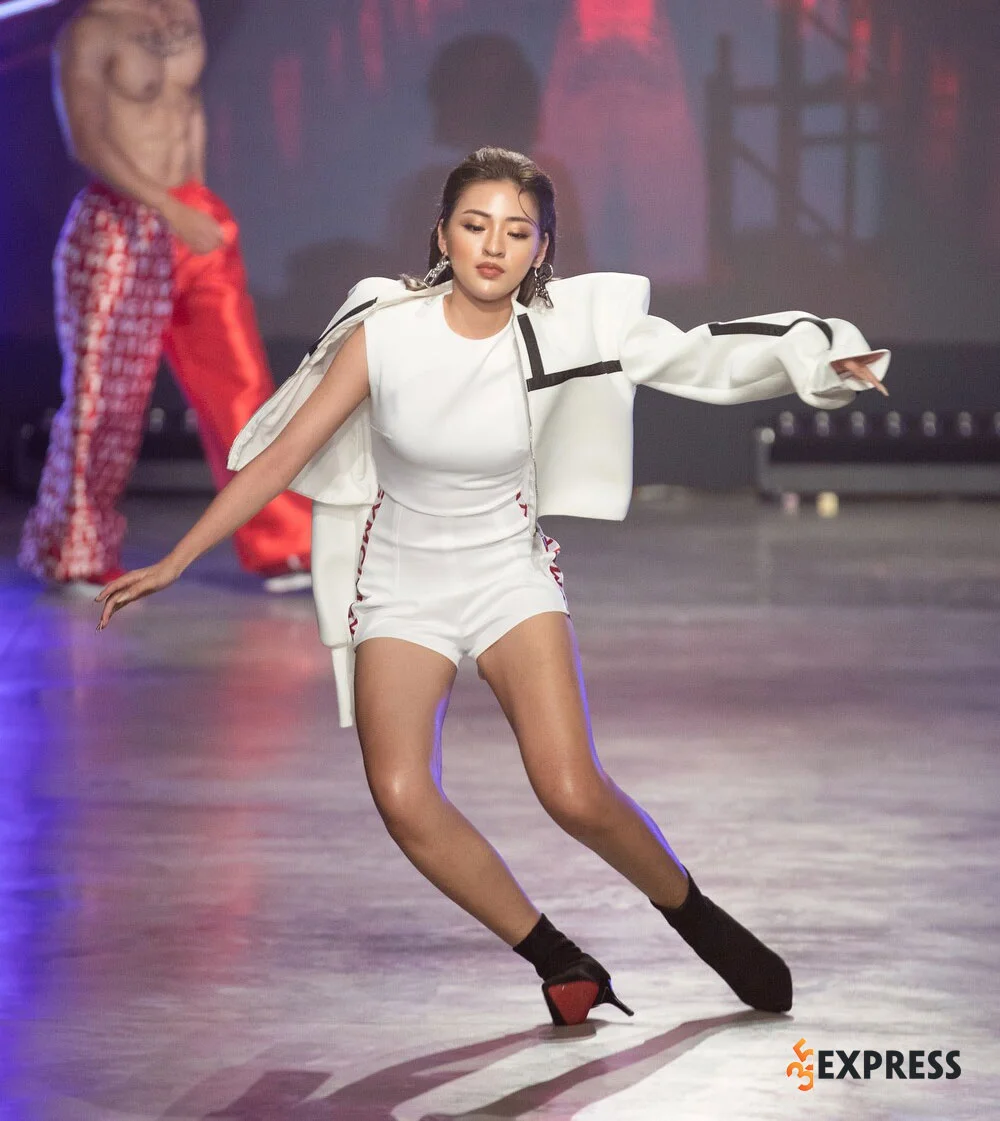 tran-thanh-tam-nga-oach-ngay-trong-lan-dau-tien-di-catwalk-35express