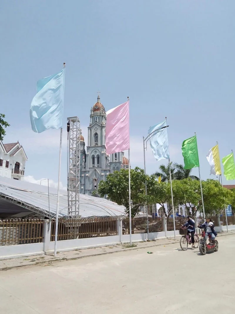 ben-ngoai-nha-tho-noi-lam-le-thanh-hon-cua-nam-nhac-si-35express