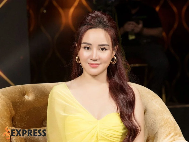 chi-tiet-tieu-su-cua-ca-si-vy-oanh-35express