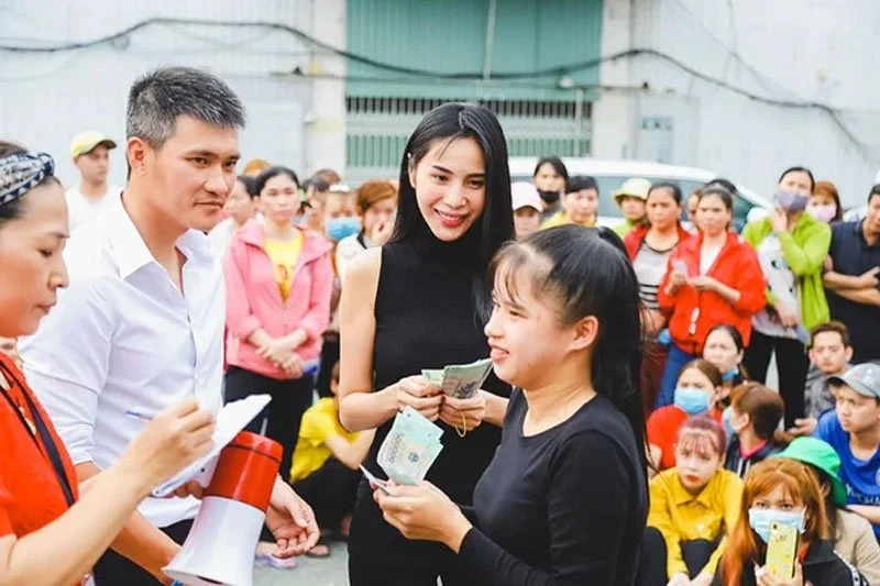 cong-vinh-bat-ngo-len-tieng-giua-thoi-diem-thuy-tien-bi-keo-vao-thi-phi-3-35express