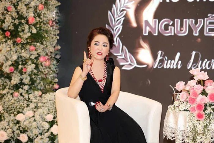 dam-vinh-hung-dap-tra-cuc-gat-khi-bi-phuong-hang-noi-mua-kim-cuong-tra-gop-3-35express