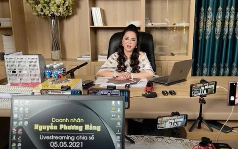 ekip-phia-sau-nhung-man-livestream-boc-phot-cua-ba-phuong-hang-3-35express