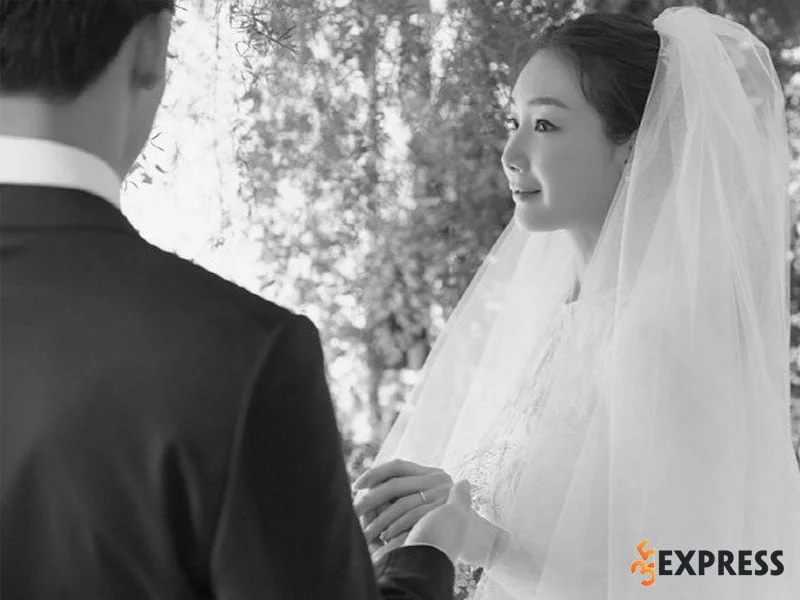 choi-ji-woo-bi-chong-ceo-tre-tuoi-cam-sung-35express