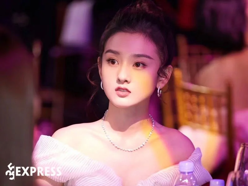 chuyen-tinh-truong-va-tin-don-bao-nuoi-cua-tong-to-nhi-35express