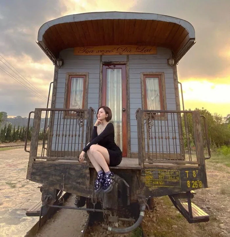 hotgirl-tram-anh-dang-anh-ban-tay-la-om-bo-vai-cdm-biet-ngay-la-ai-3-35express