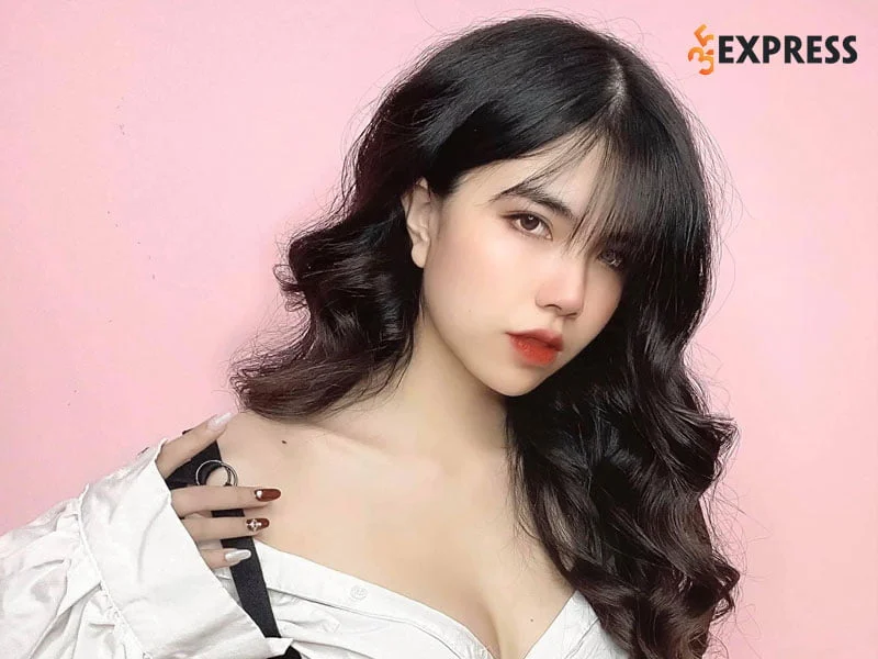 mai-dora-bat-ngo-ngat-xiu-ngay-tren-song-livestream-35express