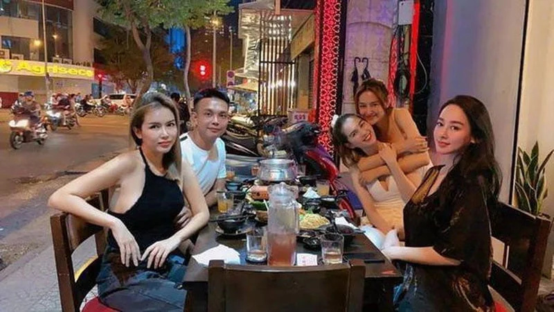 ngoc-trinh-tu-ruou-ca-chai-say-khuot-vat-va-duoi-nen-dat-9-35express