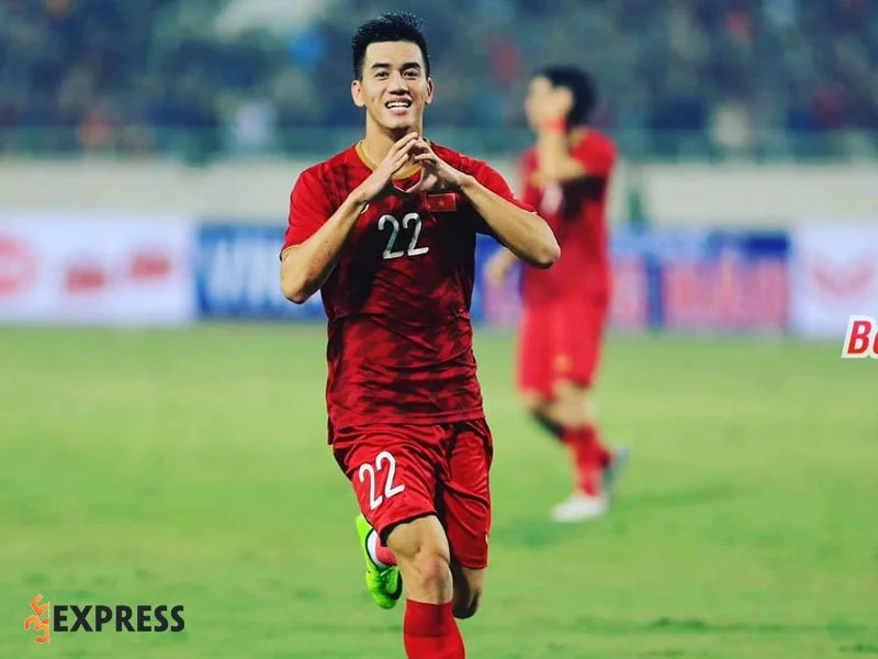 tieu-su-cua-cau-thu-nguyen-tien-linh-35express