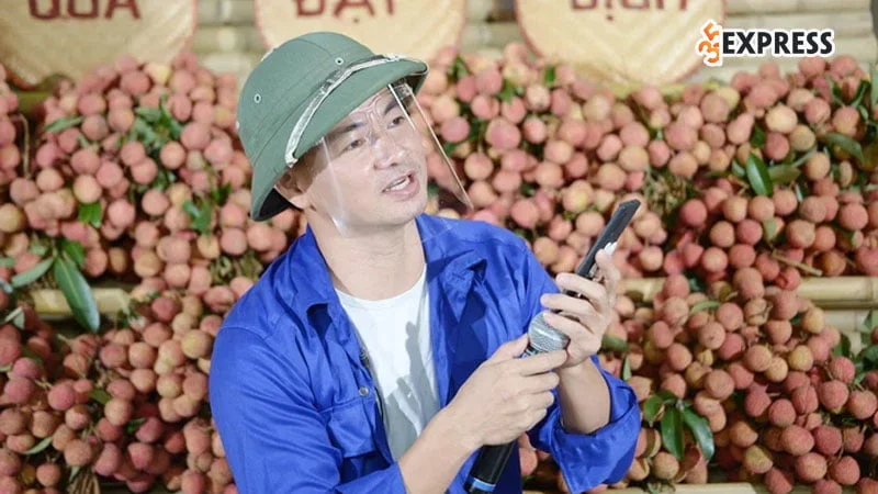 xuan-bac-livestream-ban-vai-thieu-bi-xanh-va-man-giup-ba-con-nong-dan-0-35express