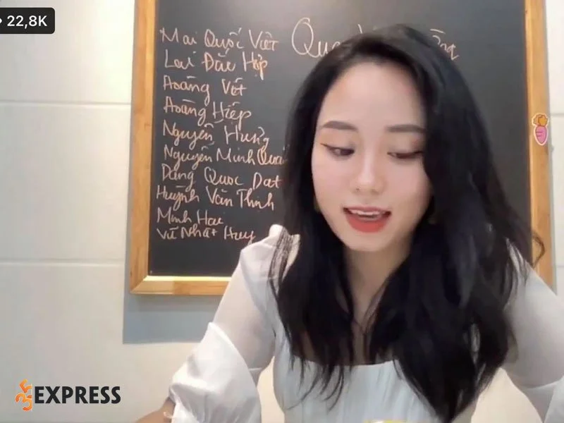 co-giao-minh-thu-lo-mieng-chui-the-khi-choi-game-cung-hoc-sinh-ngay-tren-song-livestream-35express