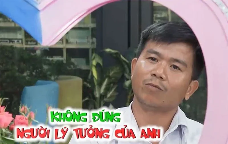 nguoi-dan-ong-u40-doi-bo-ve-giua-show-hen-ho-khien-khan-gia-buc-xuc-3-35express