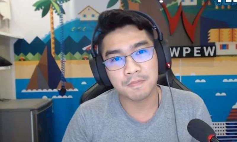 pewpew-co-nguy-co-bay-mau-fanpage-youtube-hang-trieu-luot-theo-doi-1-35express