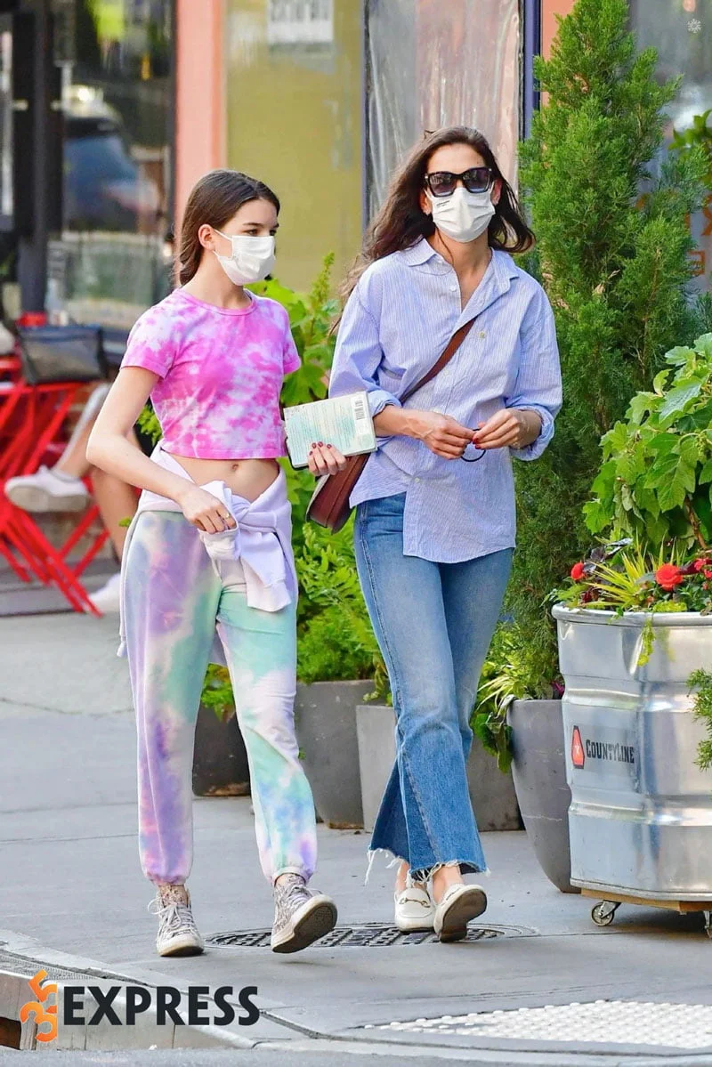 suri-cruise-an-mac-xue-xoa-xuong-pho-ma-cung-gay-sot-vi-qua-xinh-2-35express
