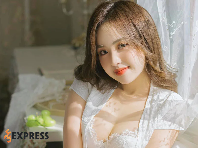 doi-tu-cua-le-phuong-anh-noi-tieng-voi-nhieu-clip-nong-bong-35express