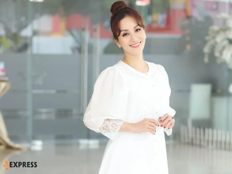 khanh-thi-la-ai-1-35express