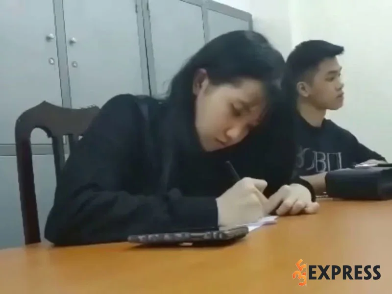 le-thi-khanh-huyen-tung-trieu-tap-cong-an-vi-hanh-vi-danh-nhau-35express