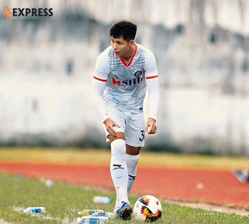 lieu-quang-vinh-chan-thuong-va-co-hoi-trao-tay-cua-hlv-park-hang-seo-35express