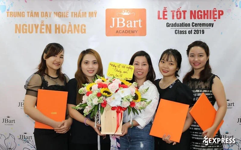trung-tam-day-nghe-nguyen-hoang-35express