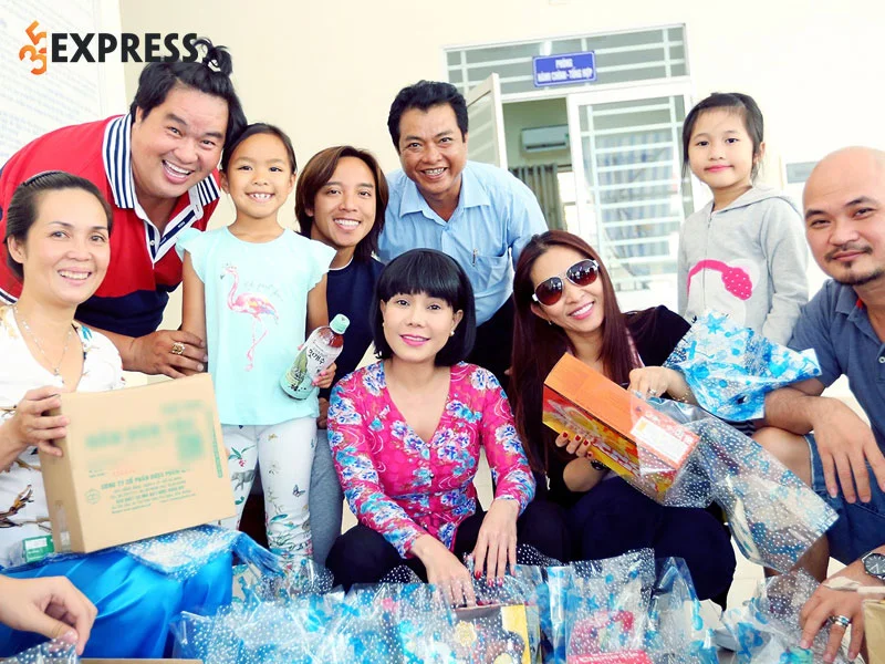 viet-huong-len-tieng-cuc-cang-vu-viec-tu-thien-1-35express