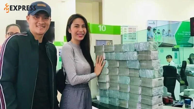 Chùm ảnh ĐỘC QUYỀN: Tất tần tật quá trình Thuỷ Tiên - Công Vinh làm thủ tục với 18.000 văn bản sao k...