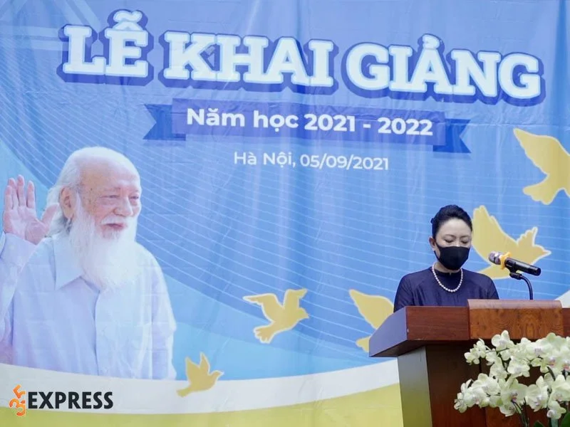 co-van-thuy-duong-voi-hinh-xam-o-gay-1-35express