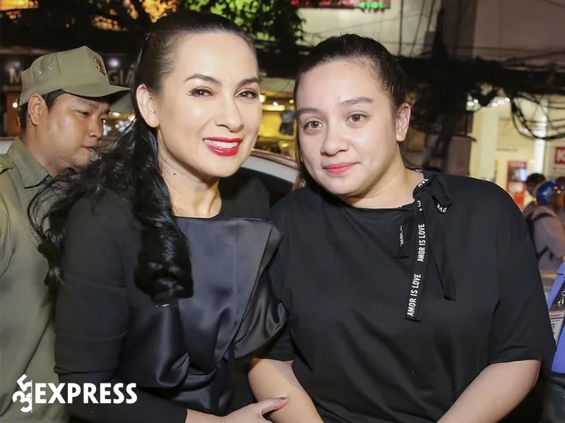 con-gai-phi-nhung-uy-quyen-viet-huong-lo-cho-me-2-35express