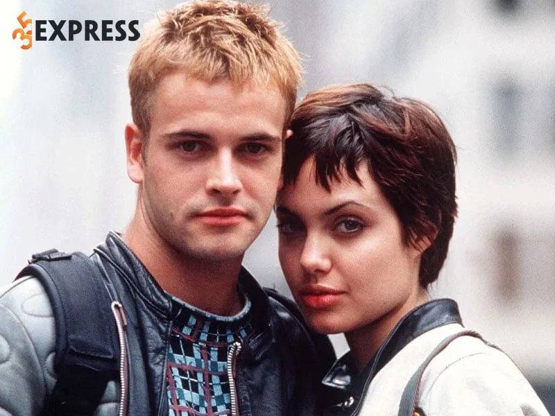 doi-tu-day-bien-dong-cua-angelina-jolie-jonny-lee-miller-35express