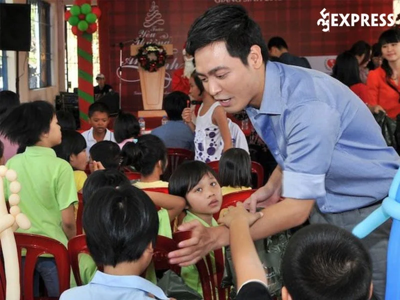 giua-lum-xum-tu-thien-mc-phan-anh-bong-dung-tung-65kg-sao-ke-24-ty-keu-goi-cuu-tro-mien-trung-nam-2016-7-35express