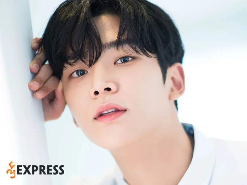 hanh-trinh-su-nghiep-tu-nugu-den-nam-than-man-anh-cua-rowoon-3-35express
