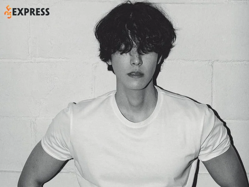kim-woo-bin-phai-tam-dung-hoat-dong-khi-dang-o-dinh-cao-35express