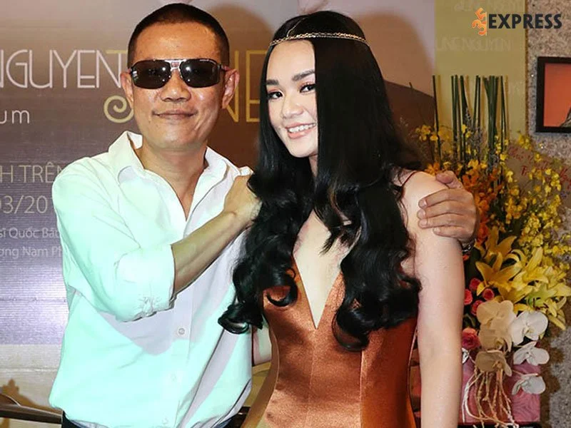 nhac-si-quoc-bao-va-ban-gai-kem-26-tuoi-35express