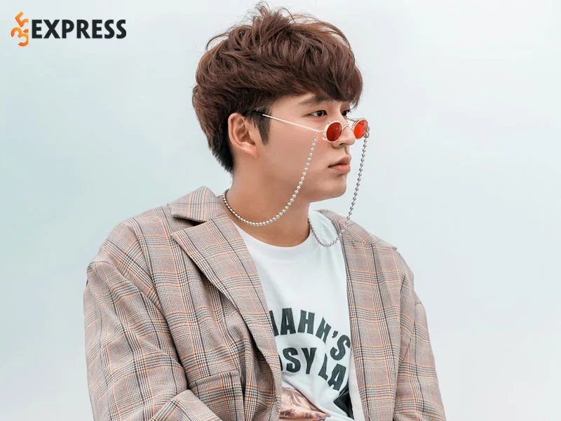 tom-tat-tieu-su-ly-lich-cua-youtuber-woossi-35express