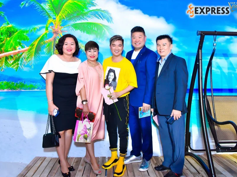 bau-show-lien-pham-la-ai-nguoi-vo-bi-mat-cua-dam-vinh-hung-35express-5