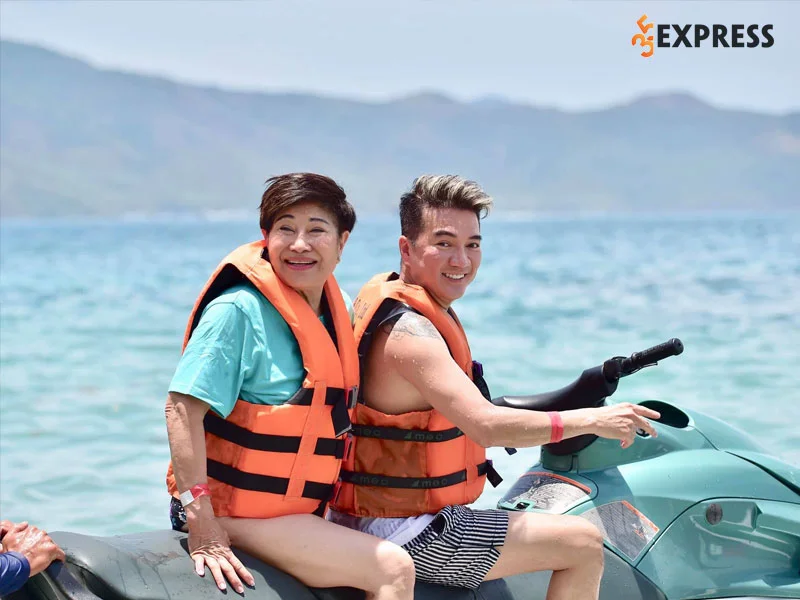 bau-show-lien-pham-la-ai-nguoi-vo-bi-mat-cua-dam-vinh-hung-35express-7