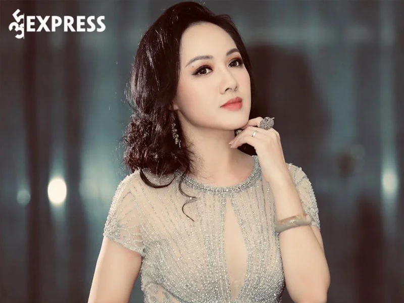 doi-tu-cua-nu-btv-hoai-anh-1-35express