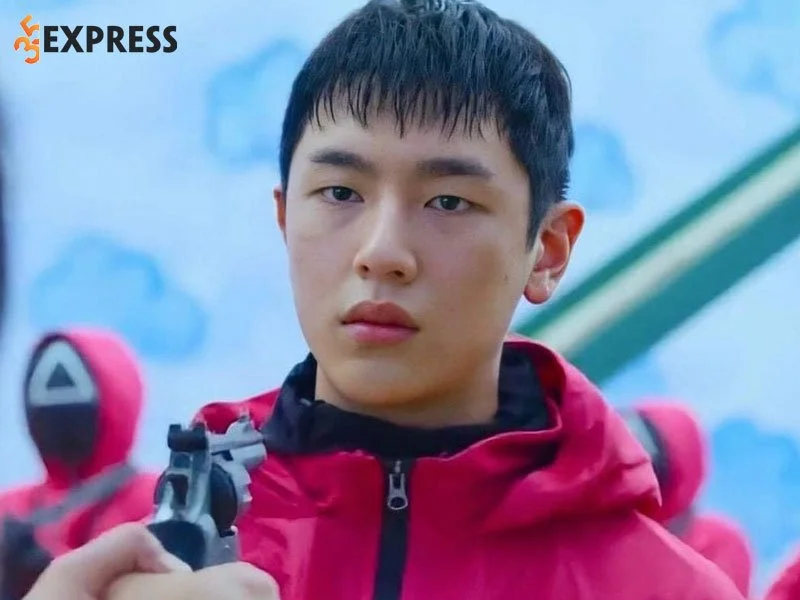 lee-jung-jun-guong-mat-duoc-nhieu-chi-em-san-lung-35express